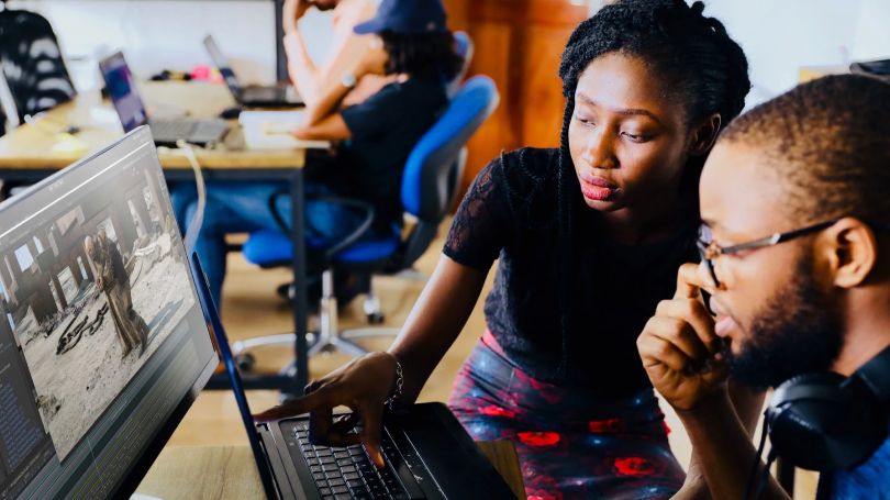 Женщина обучает мужчину Unity