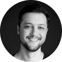 Портретная фотография Джорджа Иосифа с логотипом Gameloft в правом верхнем углу