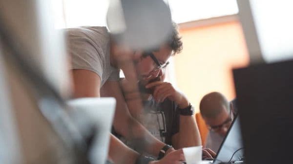 Menschen, die in einem Atelierraum zusammenarbeiten