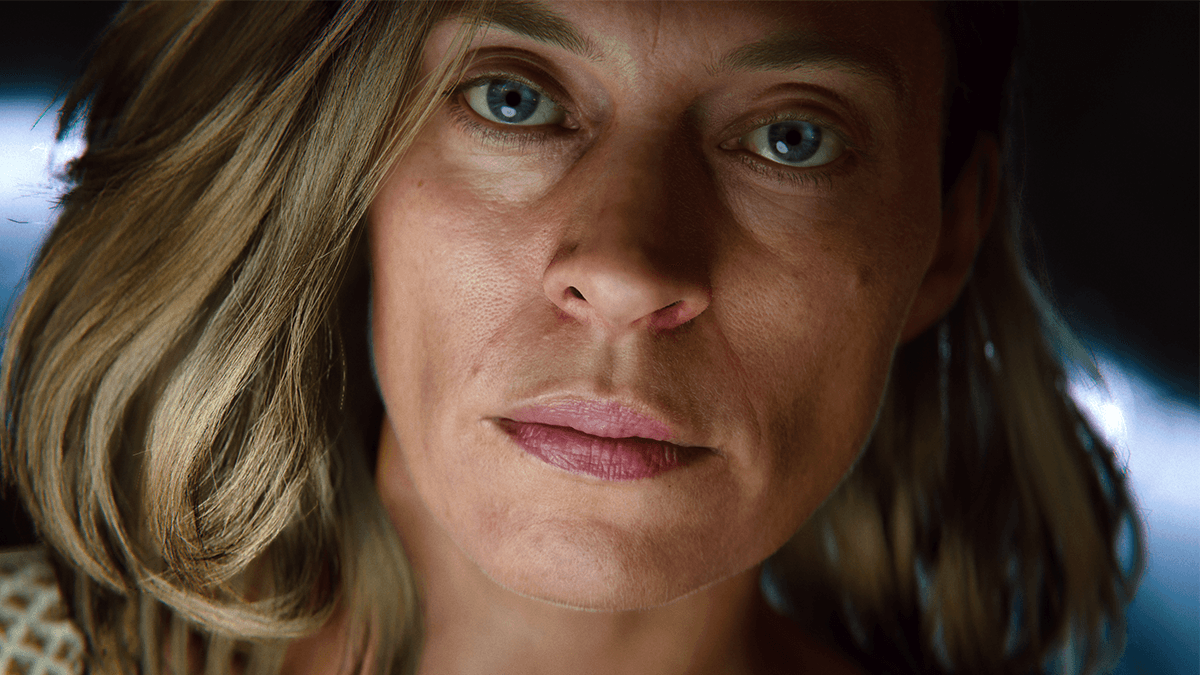 Лицо женщины в научно-фантастической обстановке