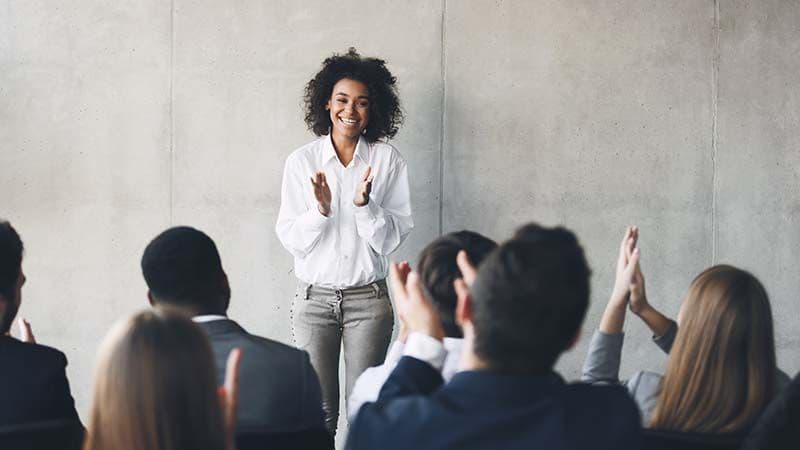 Lehrer applaudiert der Klasse