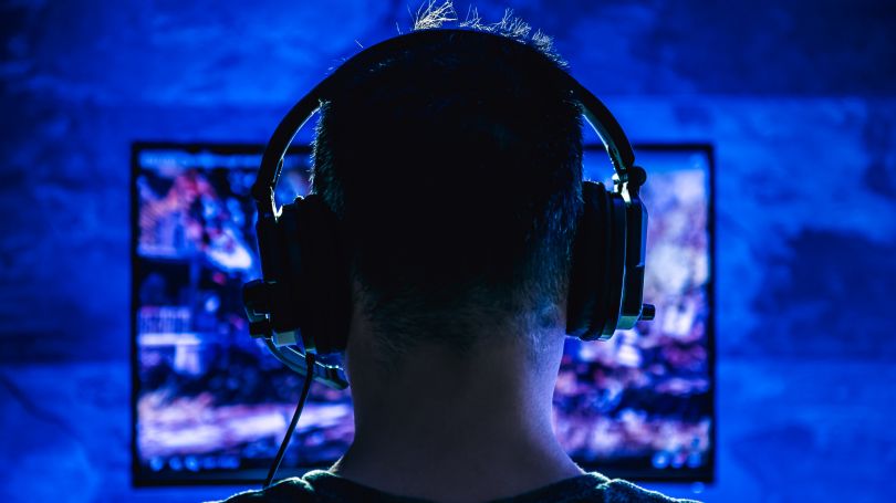 Человек, играющий в настольную игру