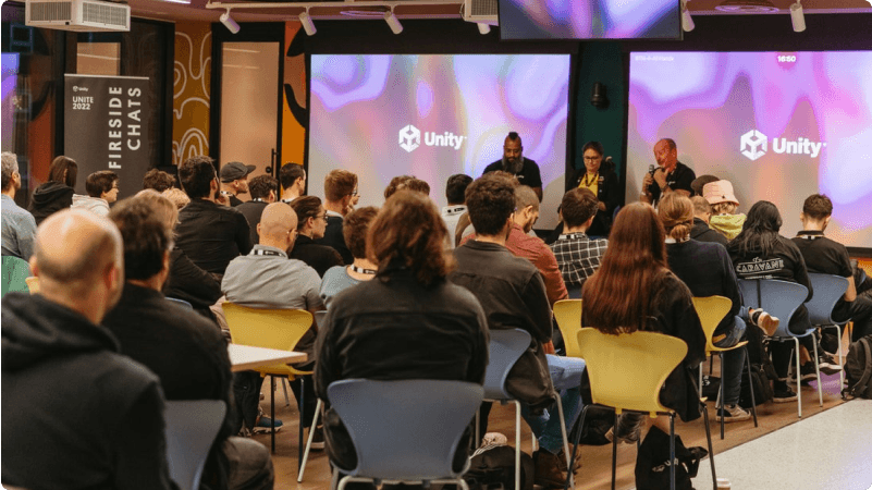 Группа людей, посещающих конференцию Unity