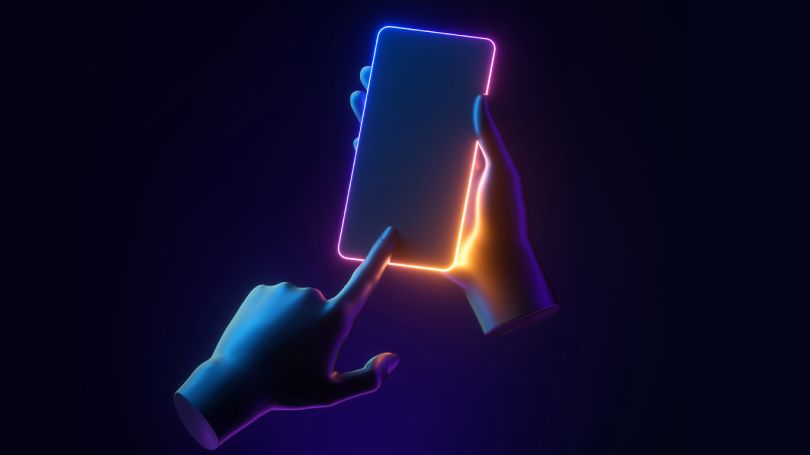 Руки, касающиеся мобильного телефона