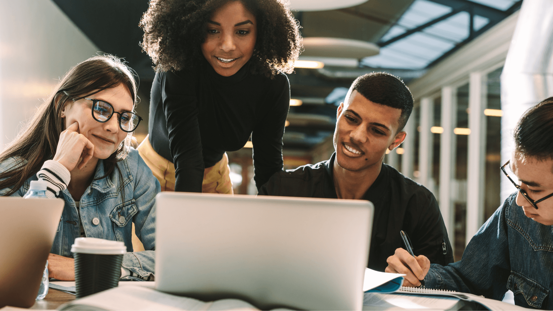 Студенты колледжа, смотрящие вперед с ноутбуками